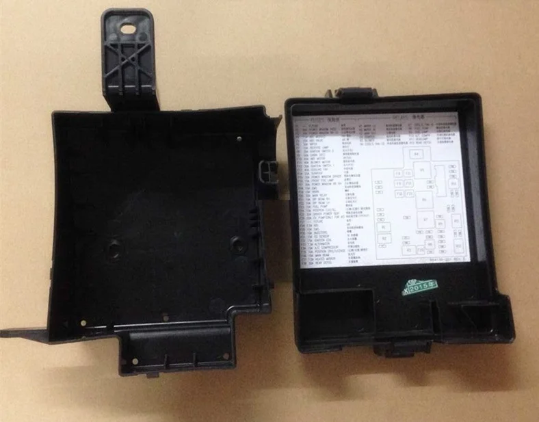 

Fuse cover plastic upper and base for Chinese SAIC ROEWE 350 MG5 1.5L Engine Auto car motor part 10157130 / 30038009