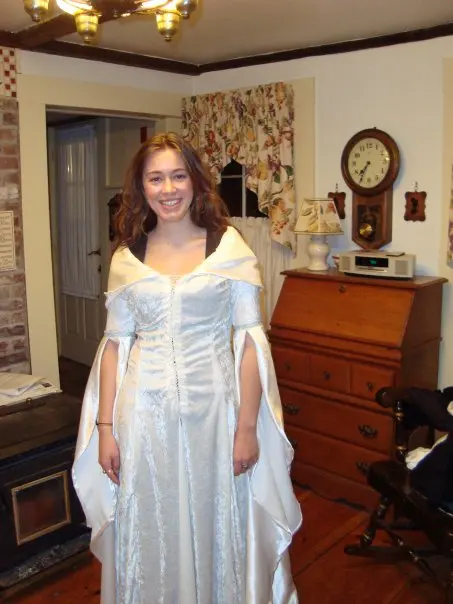 

Kahlan Amnell in Legend of the Seeker cosplay costume white dress