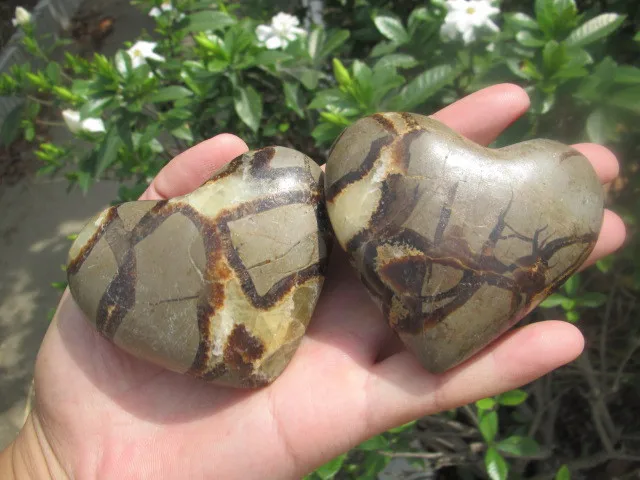 

Natural beautiful RARE ,septarian heart-shaped quartz crystal heart to heal 3