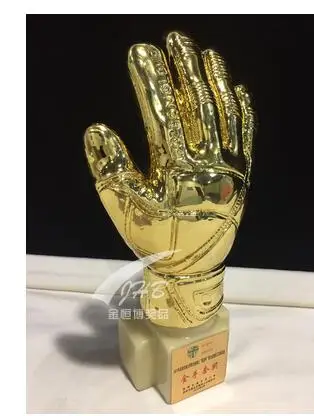 Урок кубок перчатка. Кубок перчатка. Золотая перчатка кубок. Золотые перчатки. Вратарские перчатки чм 2022.