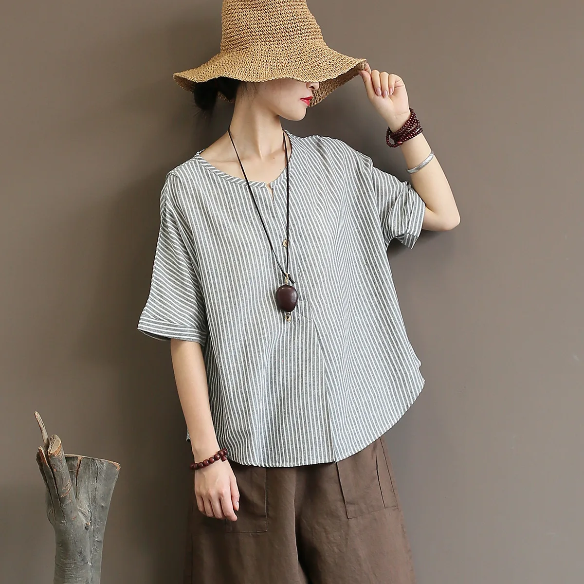 

Johnature 2019 New Summer Women Striped Shirts And Blouses Bat Sleeve V-Neck Cotton Linen Tops Vintage Casual Women Shirts