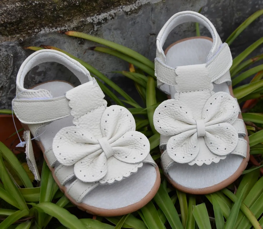 Новые сандалии для девочек из натуральной кожи белые летние ходунки обувь с бабочкой противоскользящая подошва для детей ясельного возраста 12,3-18,3 стелька