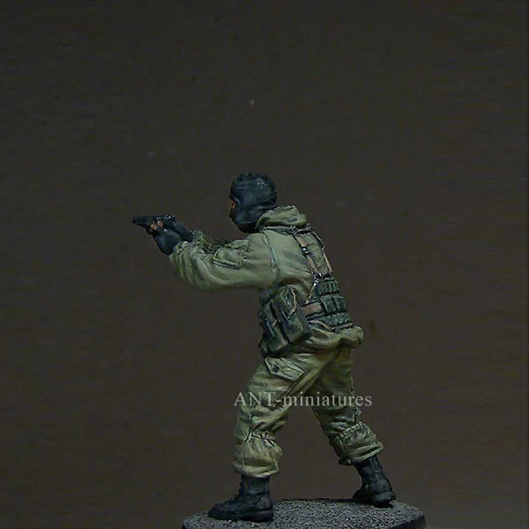 1/35 полицейский удерживающий пистолет современный солдат фигура из смолы GK без