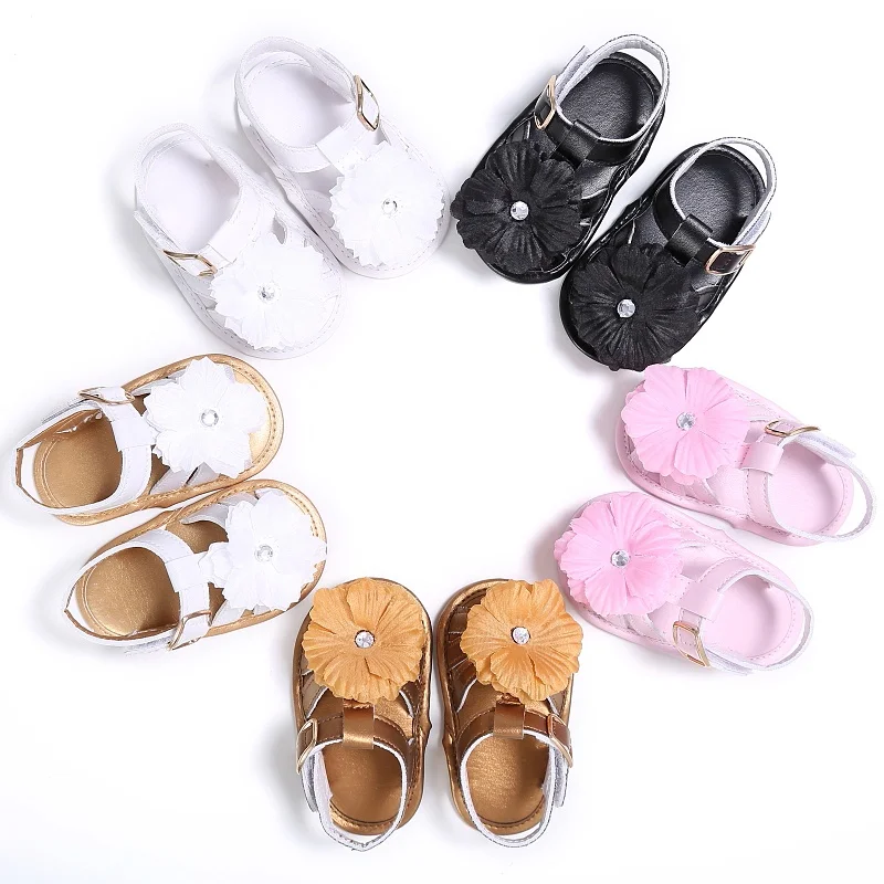 Обувь для новорожденных девочек; милые летние дышащие сандалии из искусственной кожи с вырезами; мягкая обувь с цветком для малышей