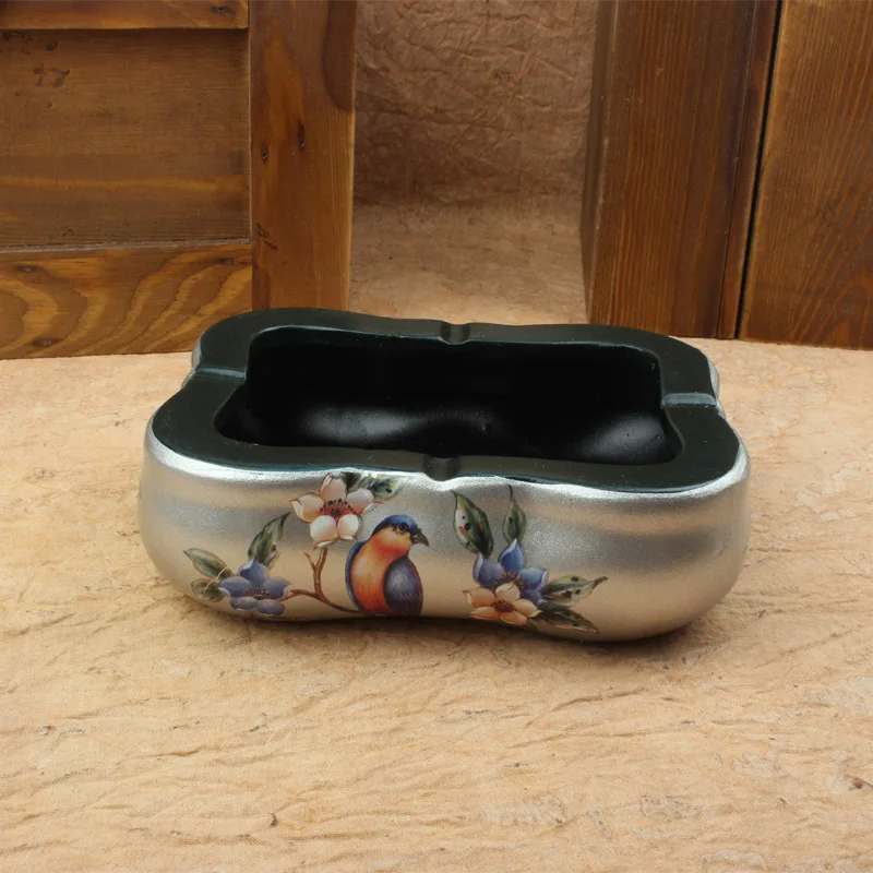 Selling hand painted ceramic ashtray European creative personality