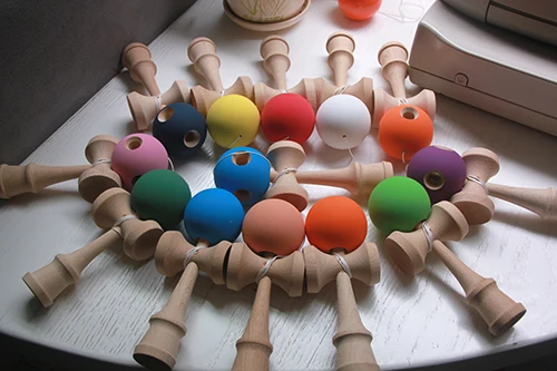 Fedex IP 100 шт kendama матовый бук меч мастерство мяч эластичный шар навыки нефритовый меч резиновая краска высокого трения