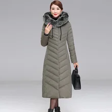 Женский зимний пуховик на белом утином пуху для среднего возраста, длинное пальто с капюшоном, тонкий уплотненный теплый пуховик с воротником из лисьего меха, большие размеры