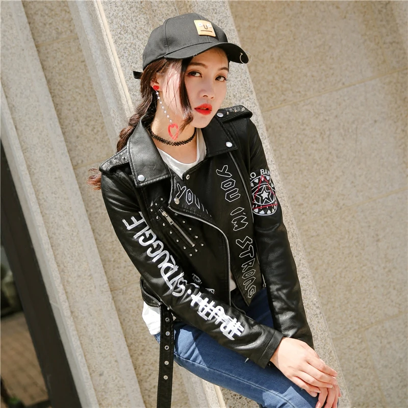 Осенняя модная куртка в стиле панк из искусственной кожи Женская приталенная куртка с буквенным принтом и длинным рукавом весенняя черная мотоциклетная куртка с граффити