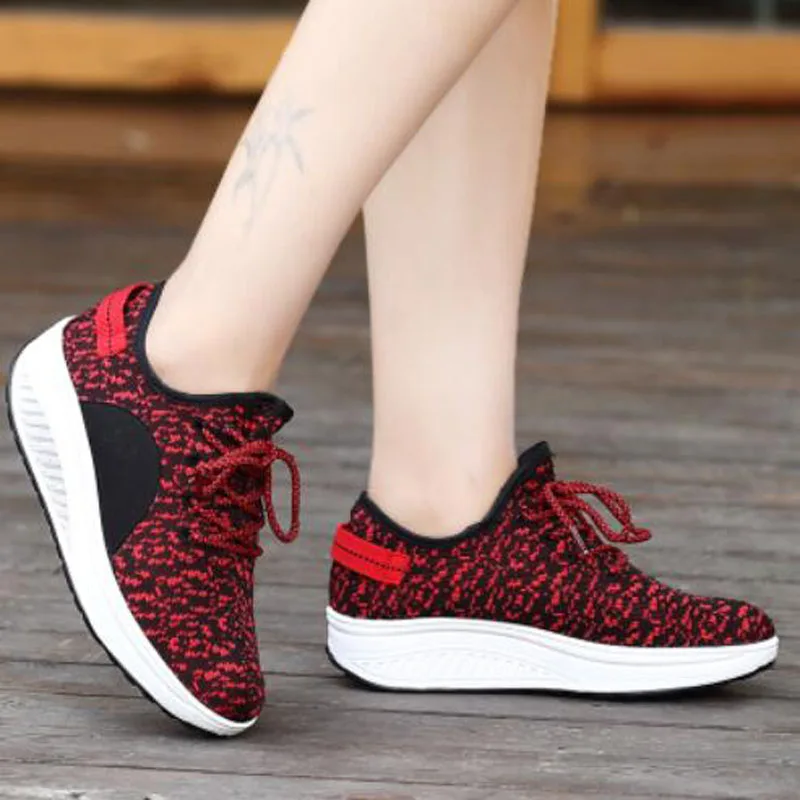 XingDeng/женская модная повседневная обувь для похудения; женская дышащая обувь на плоской подошве со шнуровкой, увеличивающая рост, из сетчатого материала - Цвет: wind red black