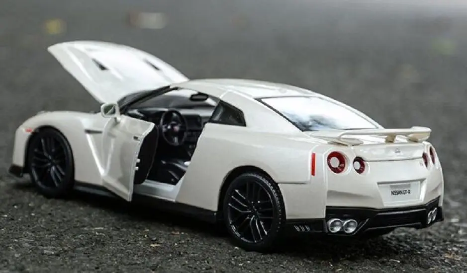 Bburago 1:24 2017 NISSAN SKYLINE GTR GT R литая модель белого цвета в коробке|Наземный транспорт| |