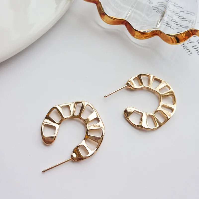 

WTLTC Statemen Hollow Waved Hoop Earrings for Women Wide C Shaped Hoops Earrings Minimalist Ethnic Geometrical Earrings Gifts