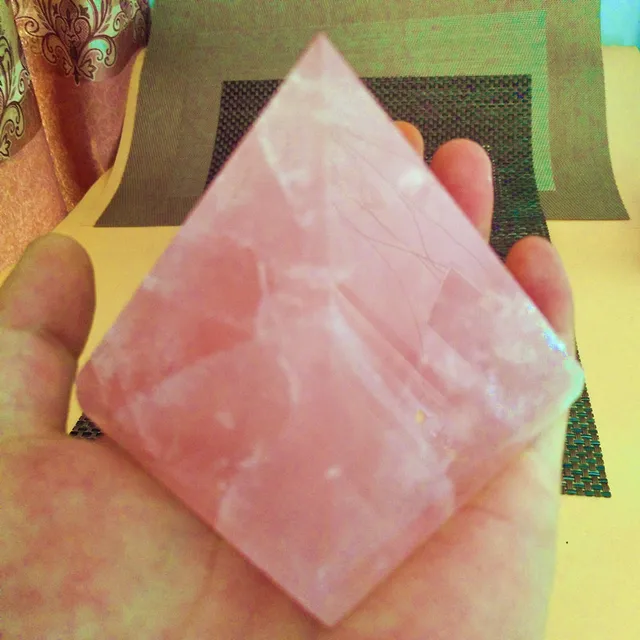 Pirámide de cristal de cuarzo rosa natural 100%, pirámide de feng-shui Pirámide de cristal de cuarzo rosa natural 100%, pirámide de feng-shui