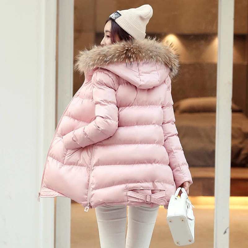 Средней длины тип "Мантия" натуральный мех енота воротник с капюшоном женские парки стеганое утолщение пальто утягивающий хлопковый зимний жакет YM541 - Цвет: pink