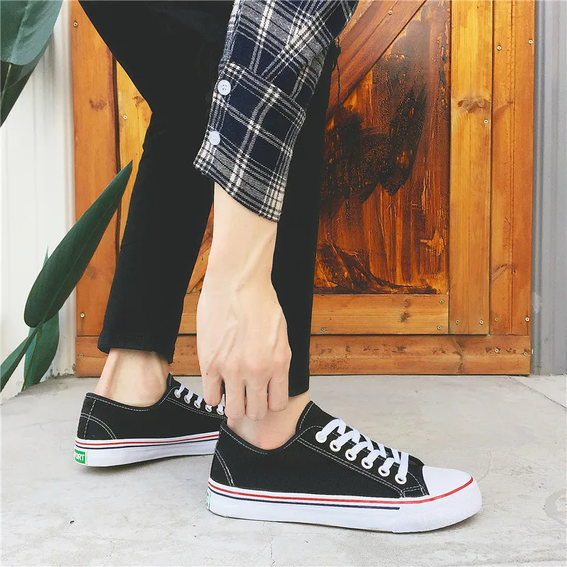 JINBEILEE New Solid Color Couple Canvas Shoes Classic Breathable Male Skateboard Shoes Color Men's and Women's Shoes