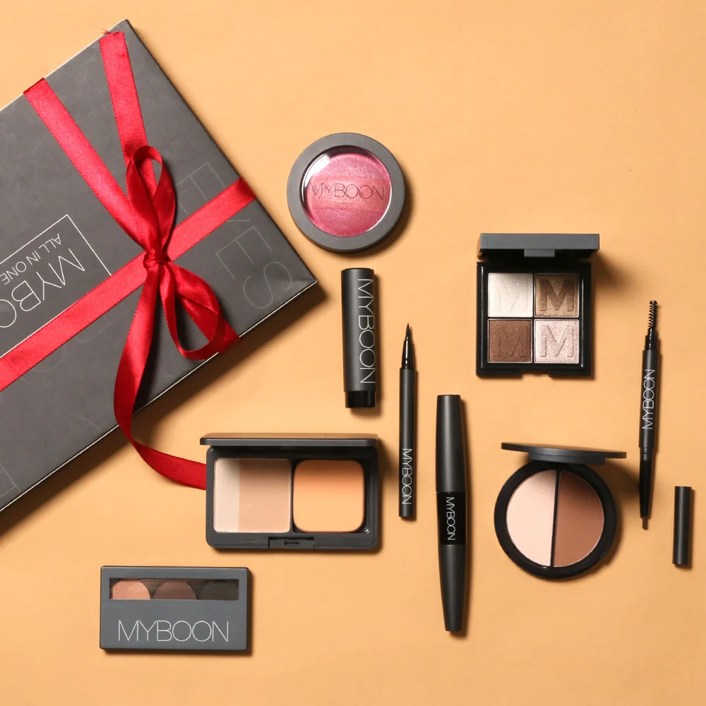 Базовый набор косметики для макияжа. Декоративная косметика. Косметика для макияжа. The most up set. Современная косметика.