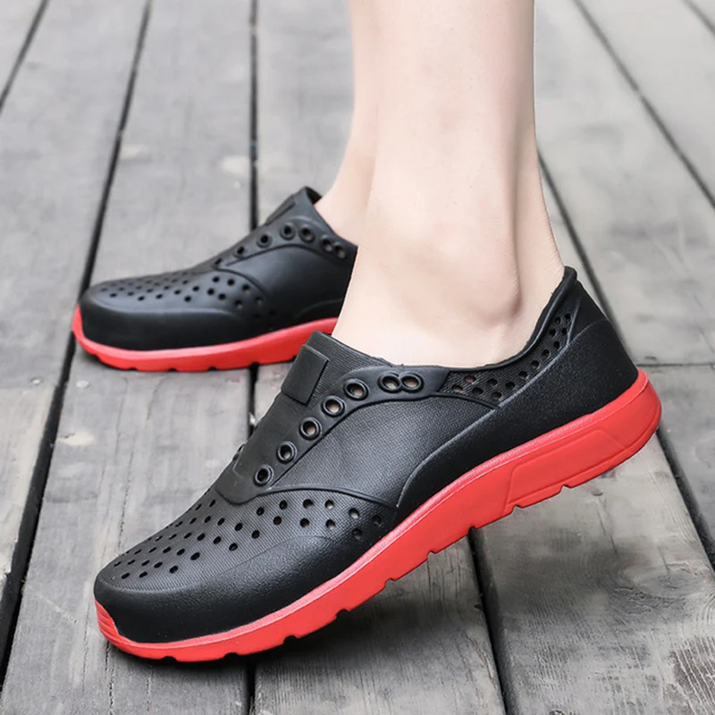 2019 Summer Men's Fashion Hole Sandals Men's Lightweight Soft Bottom Hollow Beach Shoes Set Foot Sandals Beach Sandals Crocse