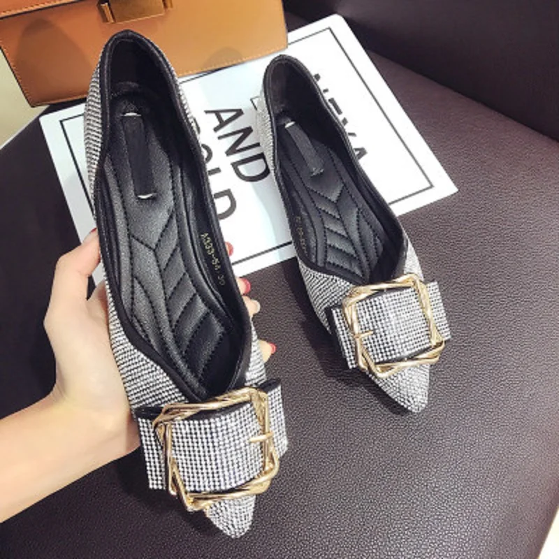 

2018 Korean version of the new flat-bottom women's shoes fashion pointed shallow mouth rhinestone shiny casual shoes.