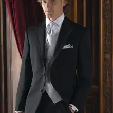 Новое Прибытие Две кнопки Пик Нагрудные Черный Смокинги Groom Жениха мужские Свадебные Костюмы Лучшие мужчина Подходит(Куртка+ брюки+ Жилет+ Галстук