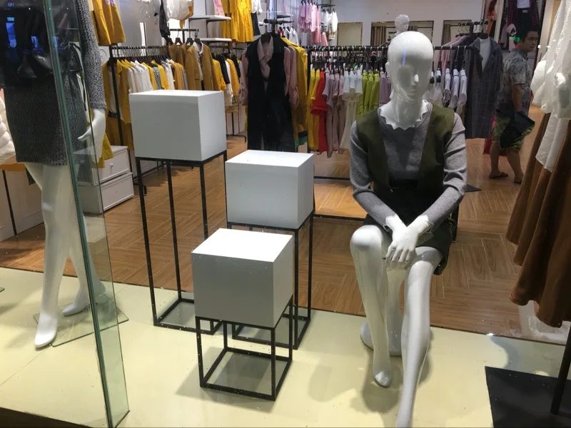 

Clothing store decoration stands Shop window Display shelf Display platform Small standing table