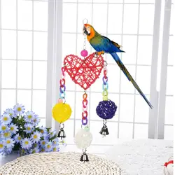 Горячие Милая форма сердца ветер игрушка-колокольчик Cockatiel попугай подняться Жевательная клетка с красочными колокольчик Pet Bird сумка