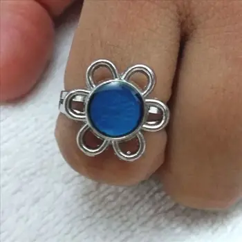 

Sunflower mood ring changes color to the temperature of your blood 50pcs/lot