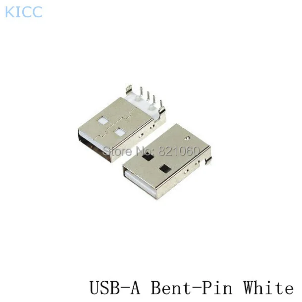 Белая внешняя вилка USB-коннектор с изогнутыми контактами вставляется в USB-разъем