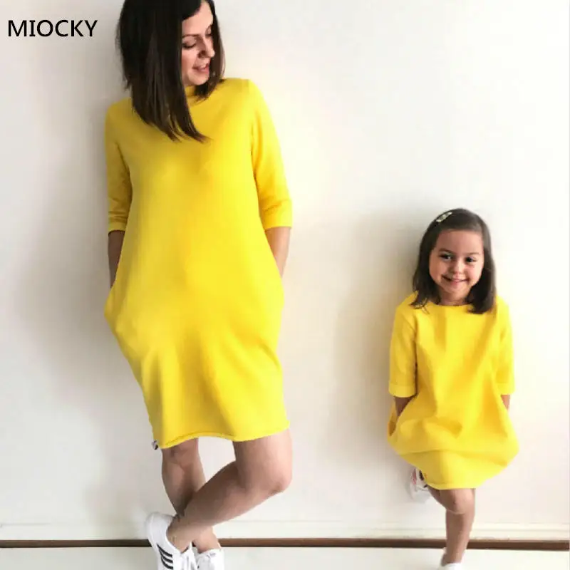 

Mother Daughter Dresses Family Matching Outfits Yellow Short Sleeve Family Look Matching Clothes Mom And Daughter Dress E096