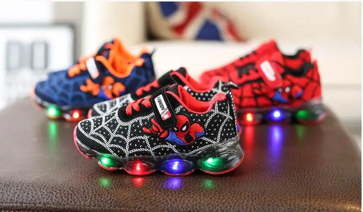 Новая брендовая светодио дный модная светящаяся детская обувь с милым человеком-пауком, Повседневные детские кроссовки для тенниса, обувь