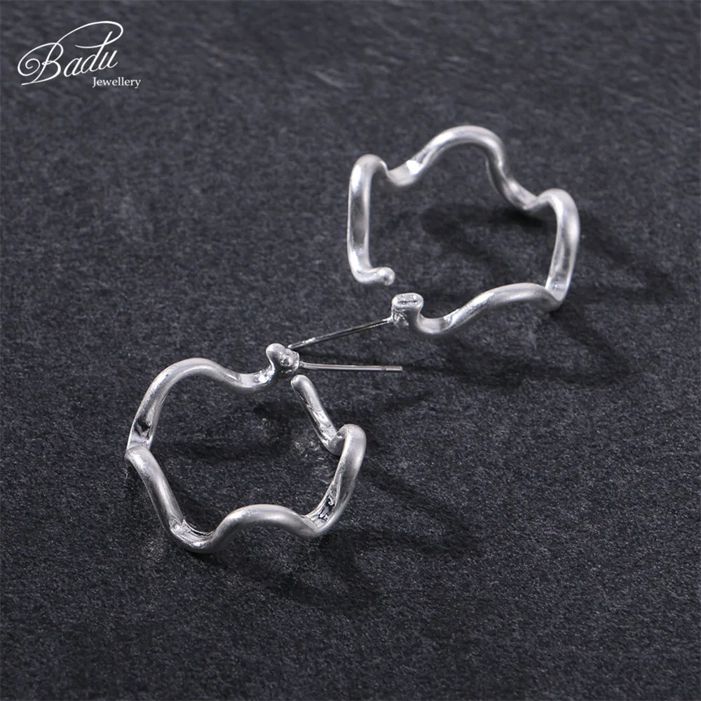 

Badu Twisted Metal Stud Earring Women Hollowing Geometric Studs Women Fashion Jewelry Gold Silver Earrings Wholesale