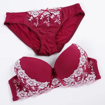 

Ladies brassiere sets gather in CD yards, sexy lace embroidered underwear wholesale.