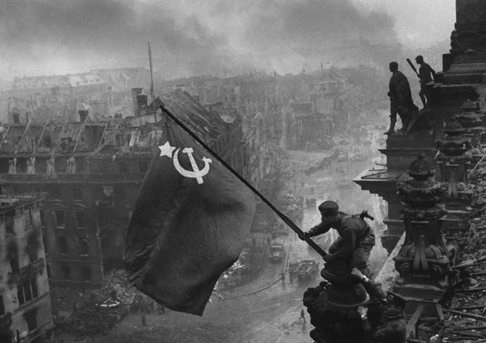 

Soviet Union Soldiers Raising the Flag on Roof of the Reichstag SILK POSTER Decorative painting 24x36inch