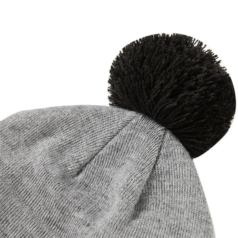 knitted-hat-gray-pompon-detail1