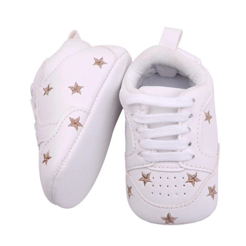 Детская обувь для новорожденных мальчиков и девочек с узором в виде сердечек и звезд, обувь для малышей, кроссовки из искусственной кожи на шнуровке для детей 0-18 месяцев