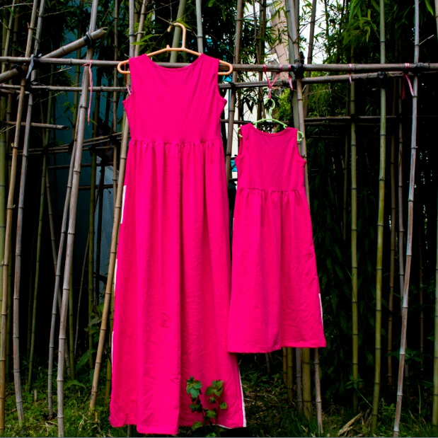 Последняя летняя милая розовая Лоскутная шевронные полоски, платье макси mommy and me, однотонная Одинаковая одежда для семьи