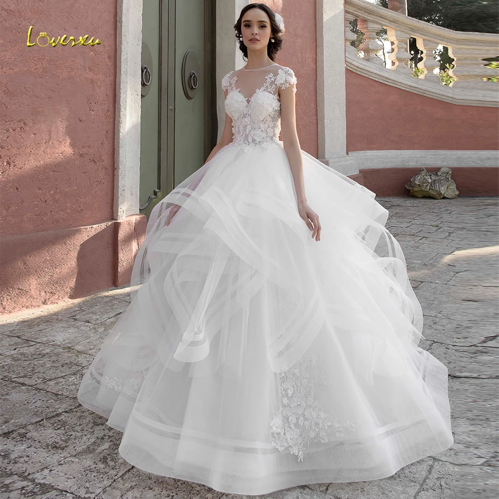 

Loverxu O-Neck Ball Gown Wedding Dress Appliques Beading Cap Sleeve Bride Dress Court Train Tiered Organza Bridal Gown Plus Size