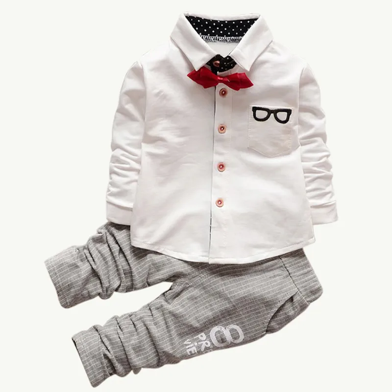 Стильная одежда для маленьких мальчиков осень Одежда для малышей комплекты Спортивная футболка с длинным рукавом детская одежда костюмы футболка с бантом+ штаны F0022