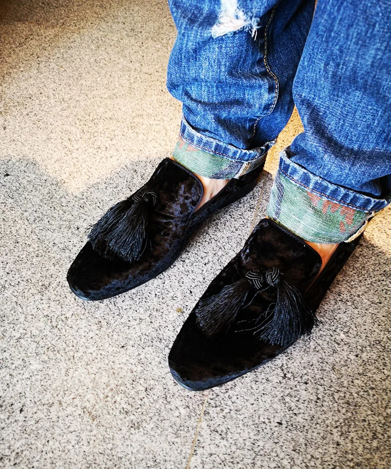 Черные вечерние дизайнерские бархатные повседневные туфли в британском стиле с заклепками для подиума; мужские тапочки из натуральной кожи; лоферы; большие размеры