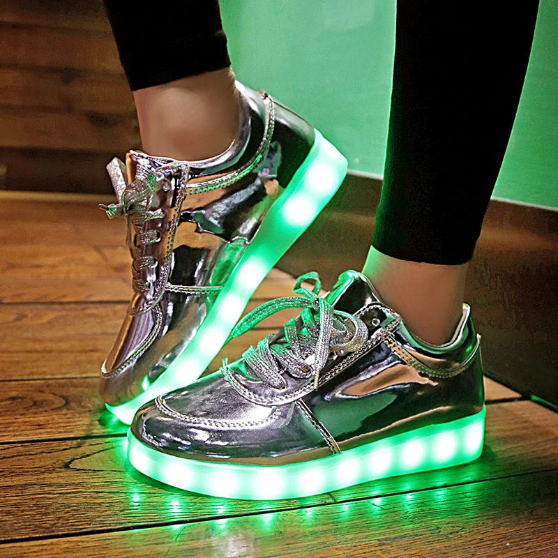 Billig 2019 leucht Turnschuhe mit Hintergrundbeleuchtung Glowing LED Schuhe Jungen Mädchen Turnschuhe mit Licht Sohle Weibliche Korb Femme LED Hausschuhe