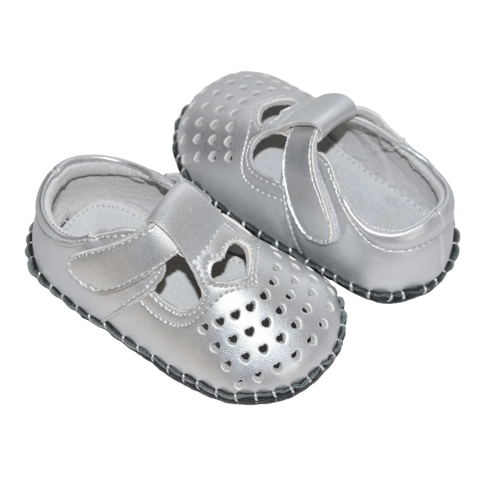 Обувь для маленьких девочек; Новинка года; детская кроватка из искусственной кожи с сердечками; обувь для малышей с перфорацией и мягкой подошвой; обувь для маленьких девочек с Т-образным ремешком