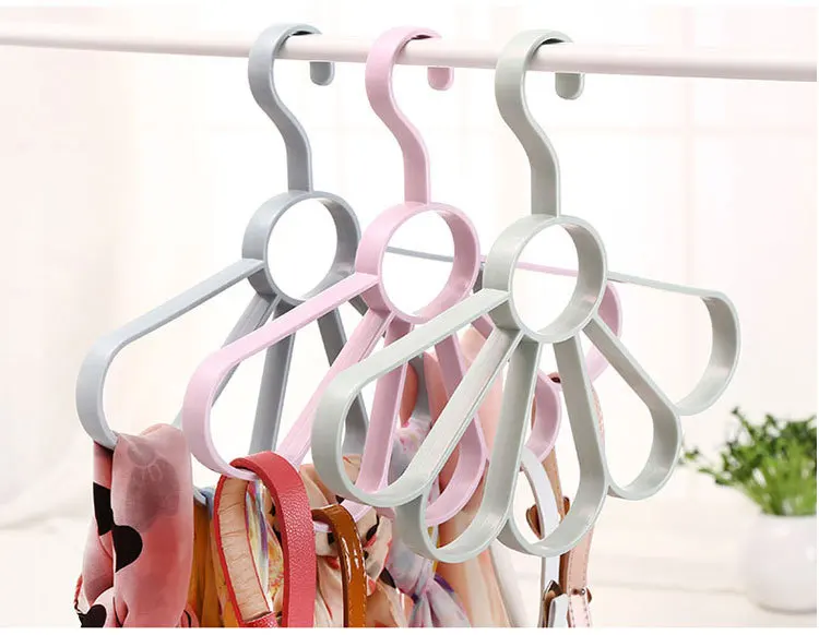

1PC New Fashion Nordic Wind Fan Scarf Scarf Hanger Frame Petal Multifunctional Tie Belt Storage Rack Holes Holder ND 0212