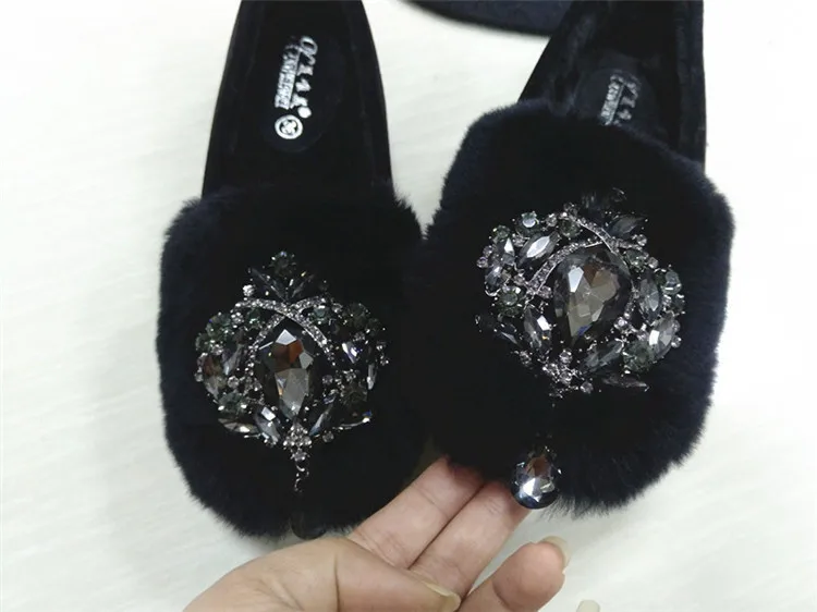 Брендовые утепленные лоферы с толстым мехом; популярный плюшевый женский обувь года; Роскошные теплые туфли-оксфорды в горошек с большим кристаллом; корейские балетки на плоской подошве