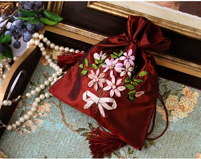 1 шт случайная Вышивка Узор родного города старый цветок лента вышивка ретро Атлас Ювелирные изделия с бахромой сумка - Цвет: wine rad