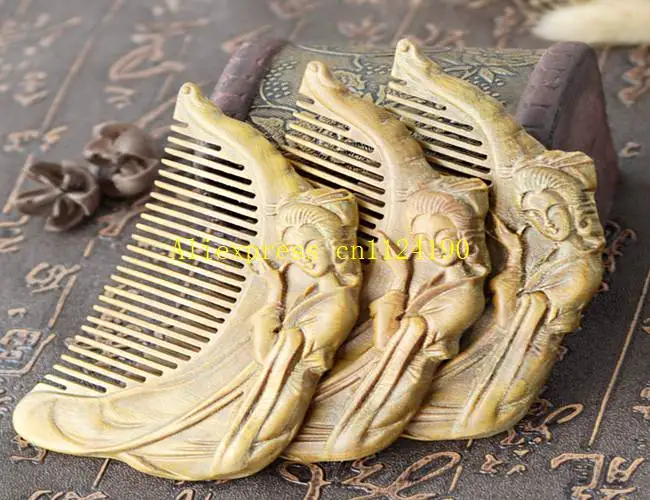 

1pcs Free Shipping Elegant high-end single Carved Green Sandalwood comb retro beauty massage comb comb.