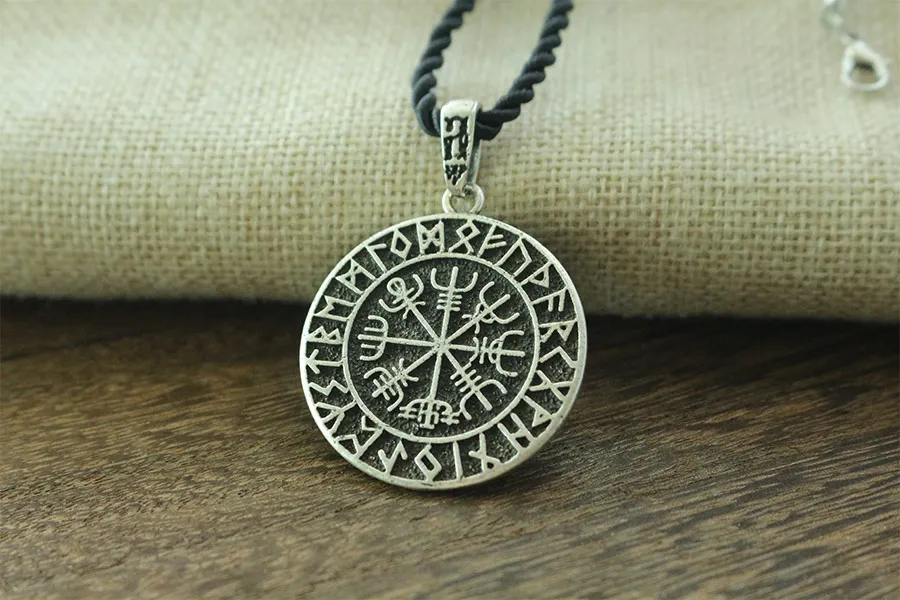 1 قطع lanseis odin's رمز قلادة الرجال قلادة فايكنغ نورس الروني الرونية vegvisir البوصلة قلادة التنين الروح المجوهرات