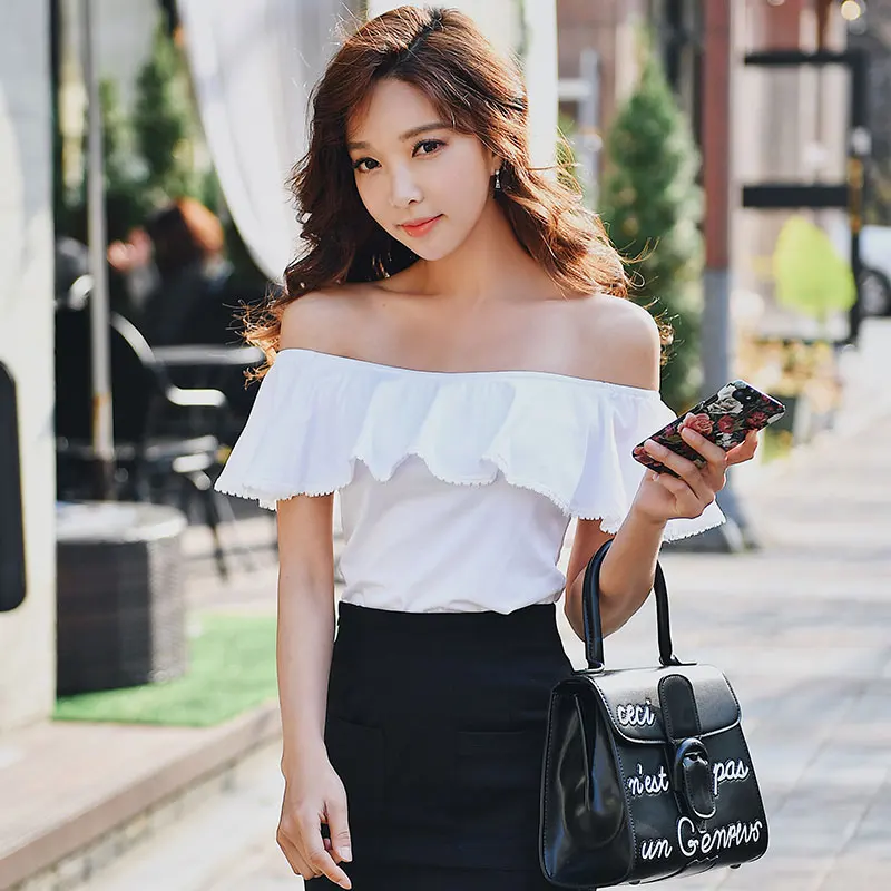 

Dabuwawa Women T-shirts 2019 New Elegant Ruffled Short-sleeved Slim Off-Shoulder Tees Fashion Black/White Tops D18BTS036
