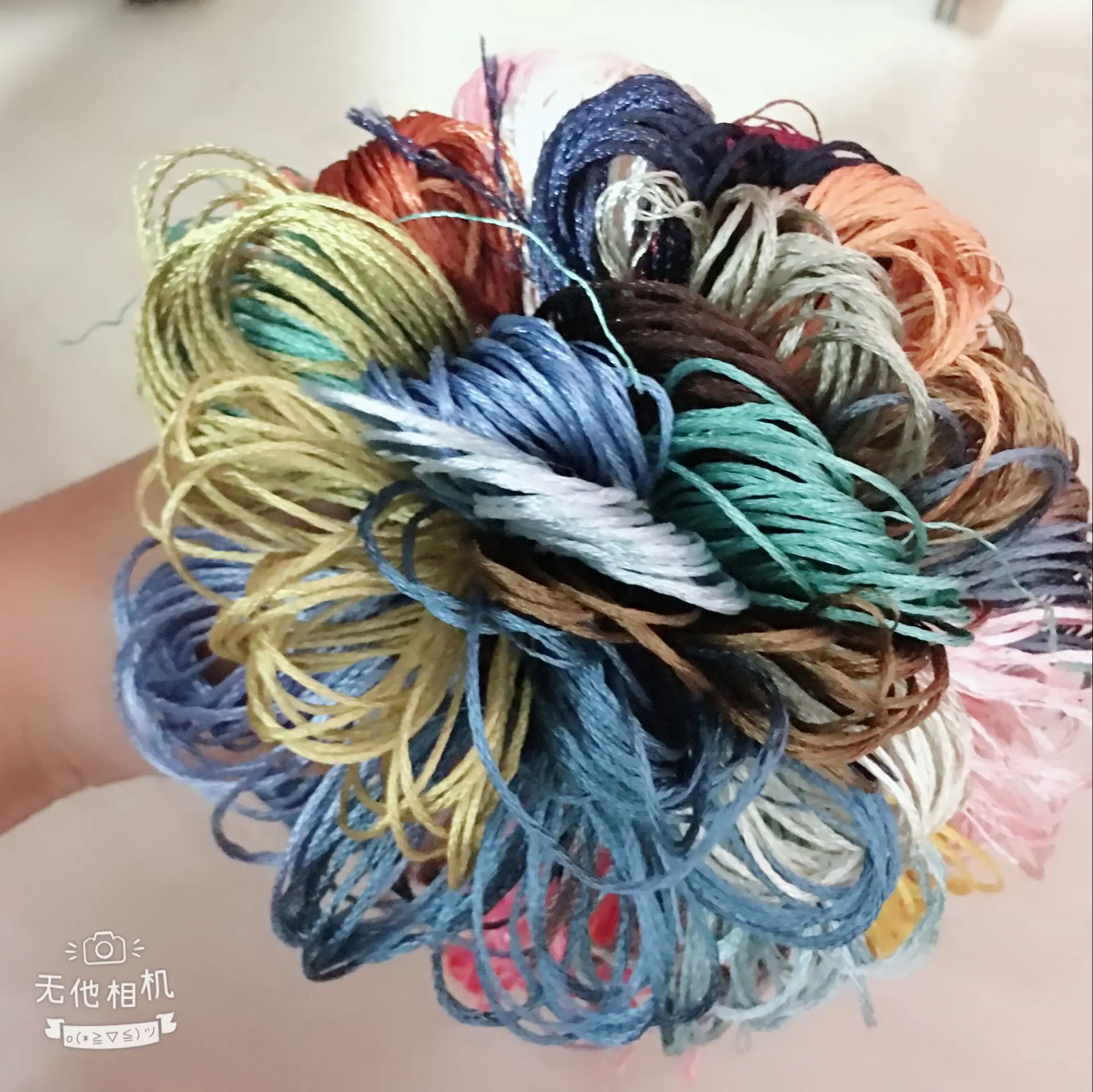 Oneroom Magas légnyomású levegő minőségű 30/50/100 skeins Disznóserte Hímzés  Hímzés Befűz Disznóserte Hernyóselyem handmade Hímzés szőtt ékszer threads