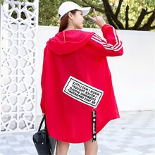 Для женщин с капюшоном ветрозащитный Пеший Туризм Куртка летние топы Спорт на открытом воздухе для девочек свободные солнцезащит тонкий средней длины Тренч ветровка