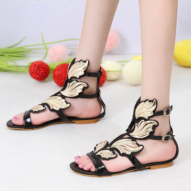 XingDeng/женские вечерние туфли с оправой; пикантные модельные туфли из искусственной кожи; Дизайнерские летние босоножки с ремешком на щиколотке на плоской подошве с золотыми крылышками