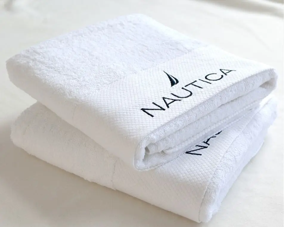 Черно белые полотенца. Махровое полотенце с логотипом. Полотенце махровое белый. Банное полотенце. Кухонное полотенце с логотипом.