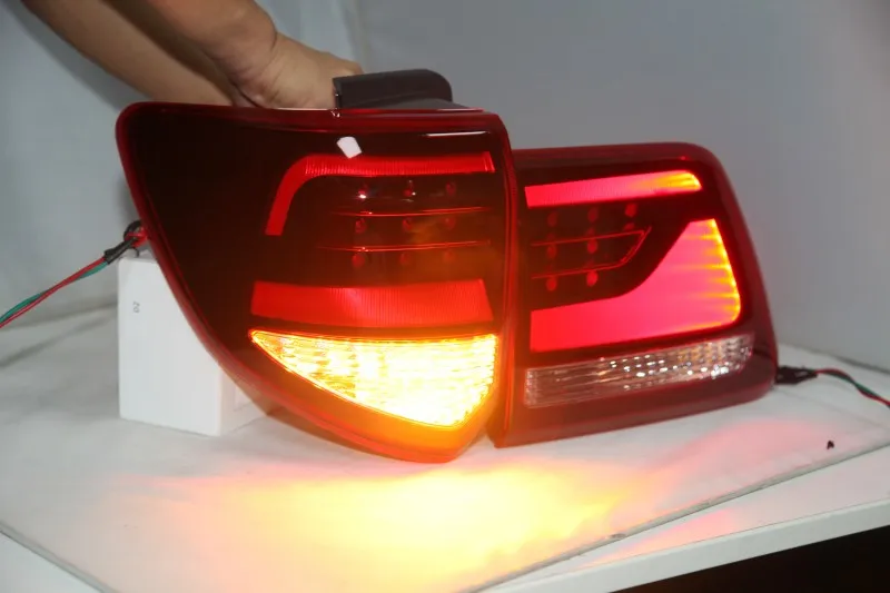 12-14年 新款Fortuner 红白尾灯 YZ (1)